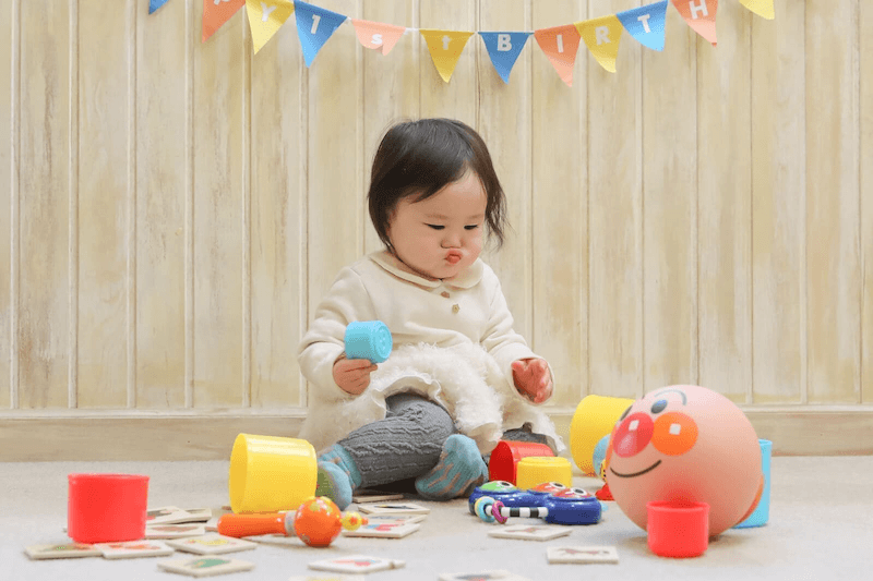 おもちゃで遊ぶ一歳の女の子